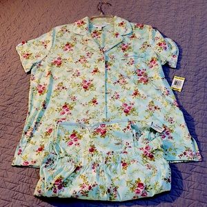 Women’s size med mid weight pajama set.